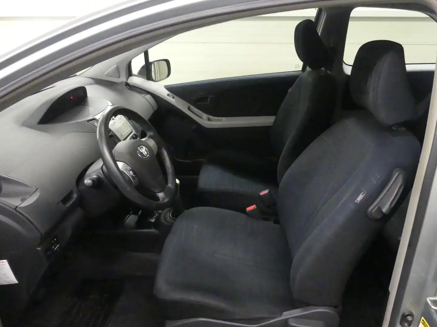 Toyota Yaris 1.3 VVTi Sol - Airco - Mooie auto! Grijs - 2