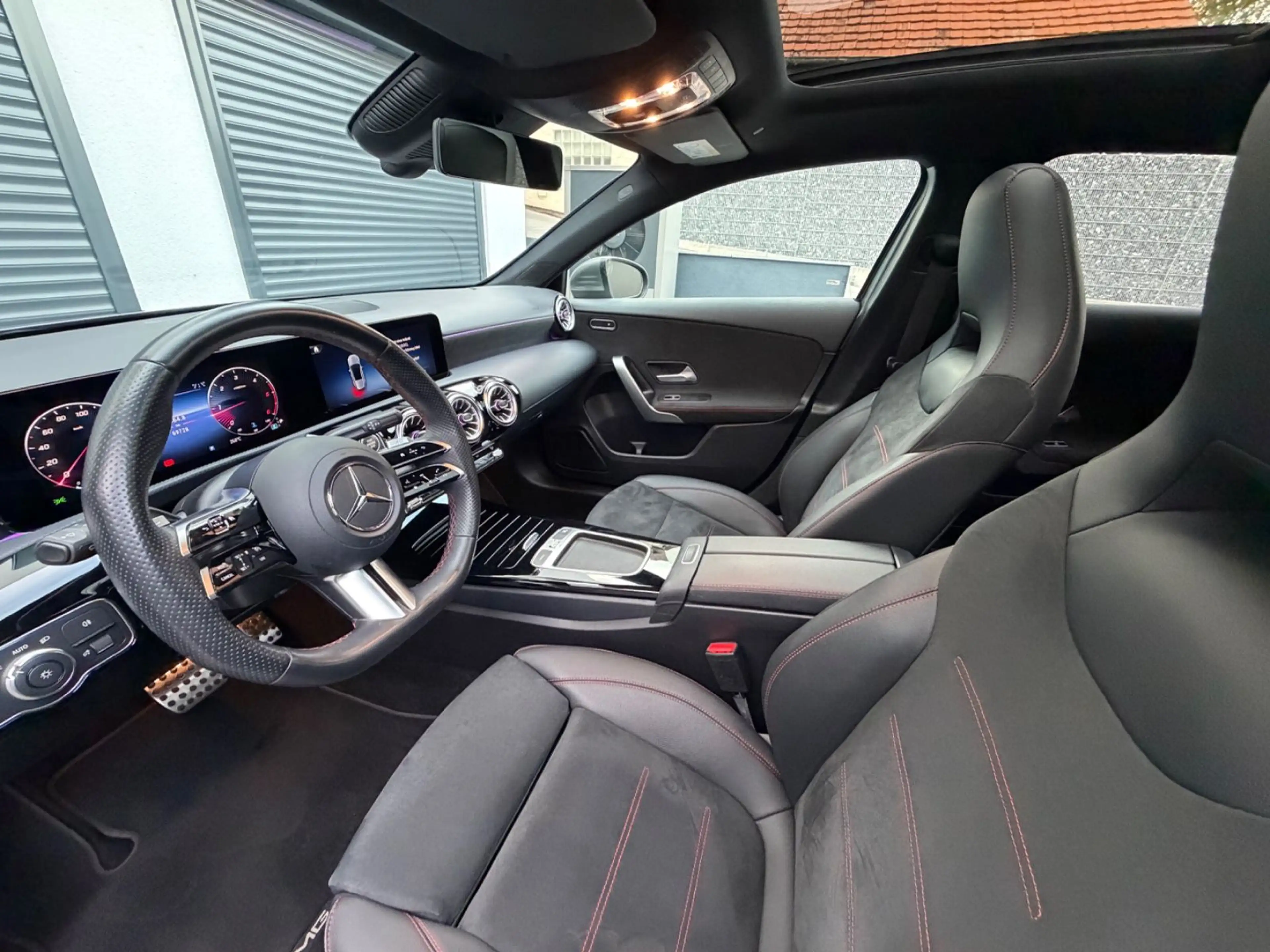 Mercedes-Benz A 220 /AMG-LINE/PANORAMA/LED/KAMERA/AHK/DESIGNO — photo 12