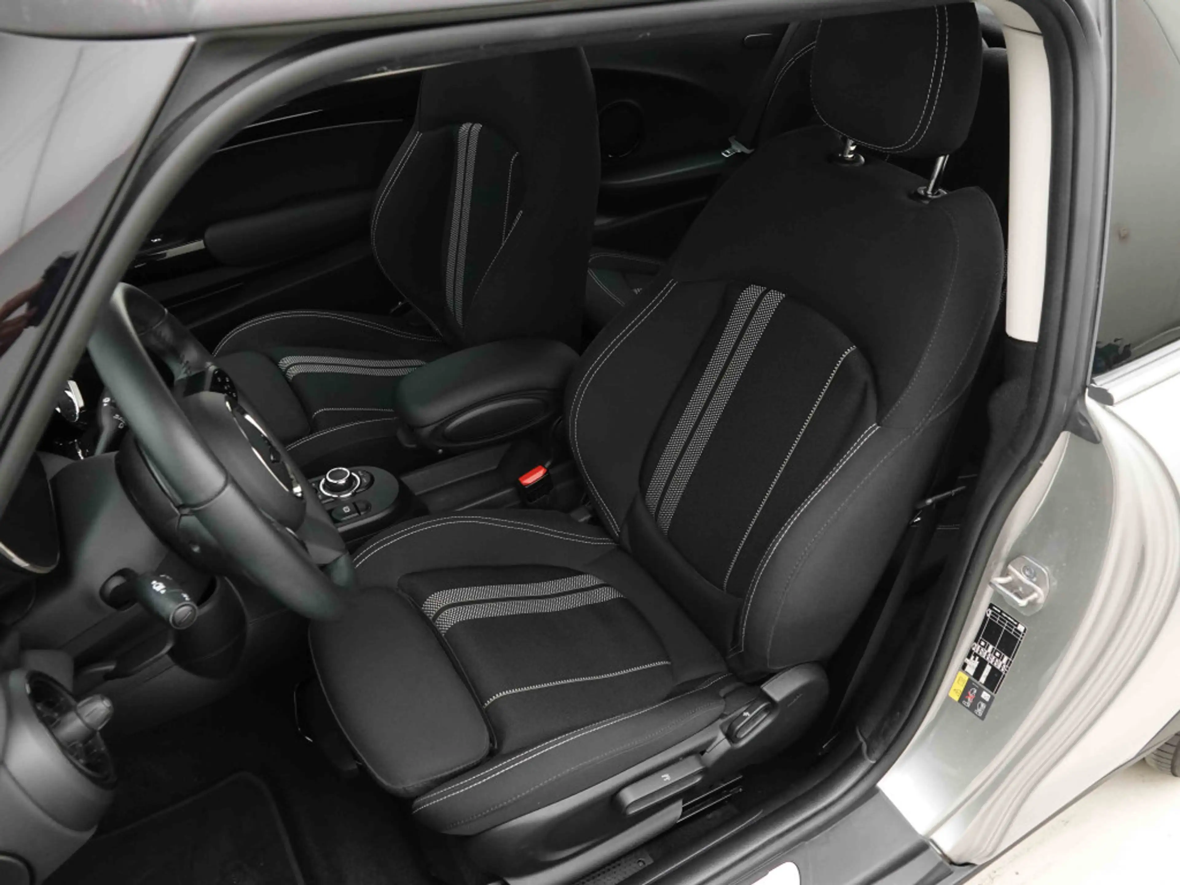 MINI Cooper SE 28.9 kWh 184 Essential | GPS | Heated Seats | Heatpump | LED — photo 7