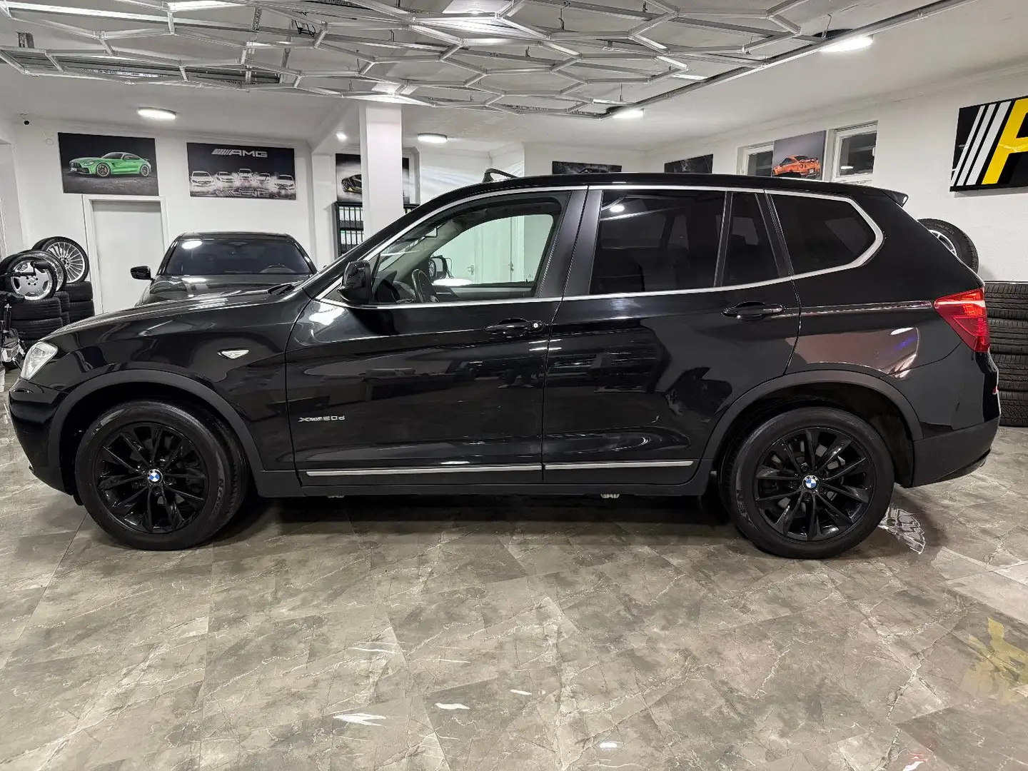 BMW X3 xDrive20d / 2. Hand Automatik Panorama AHK Schwarz - 2