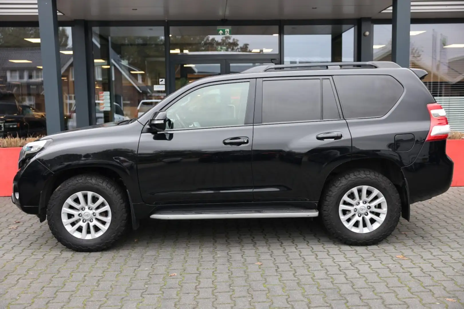 Toyota Land Cruiser 2.8 D-4D 5DRS EXECUTIVE A/T VAN Zwart - 2