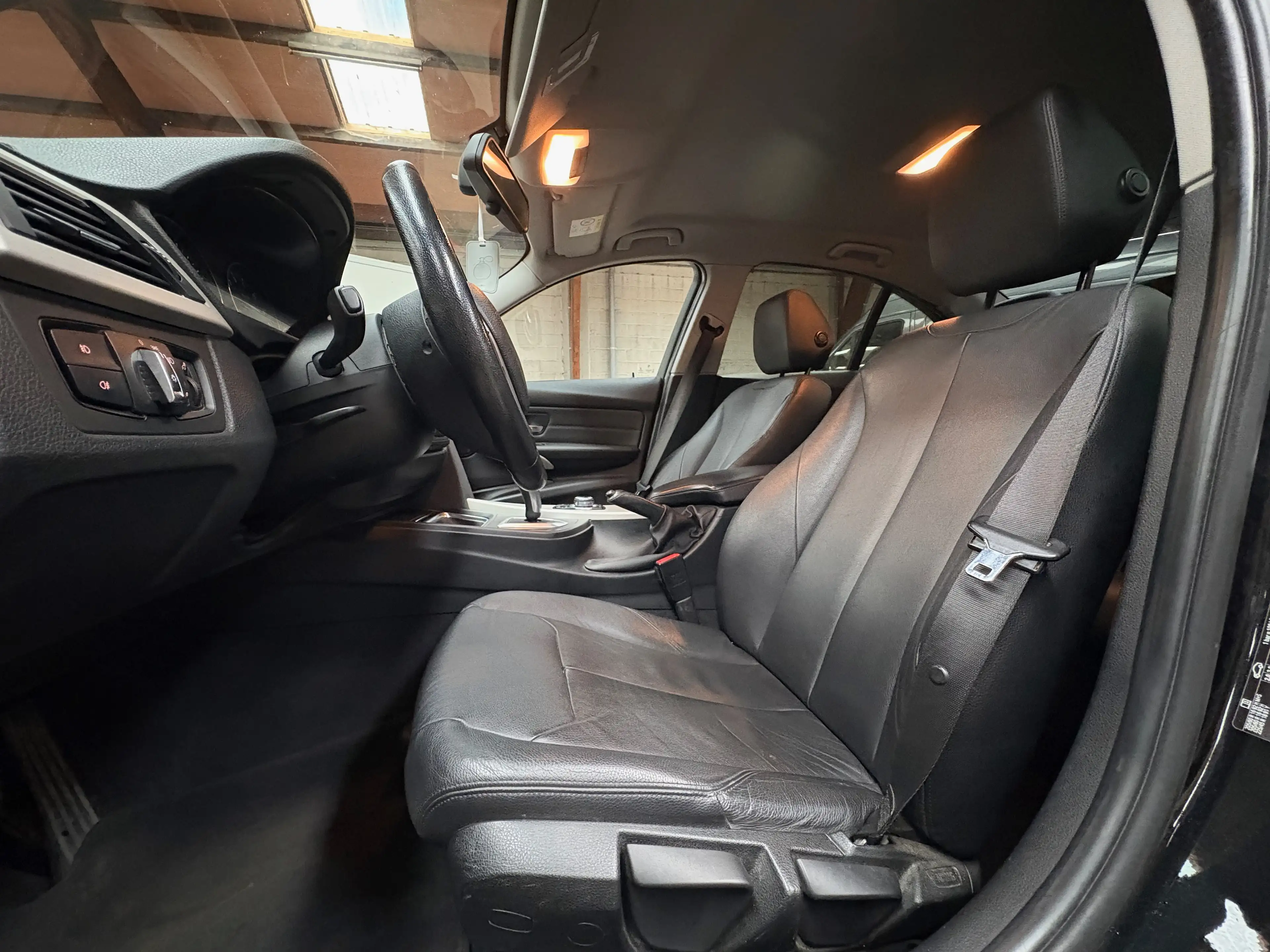 BMW 316 iA / AUTO / CUIR / NAVI / GARANTIE 12 MOIS — photo 11