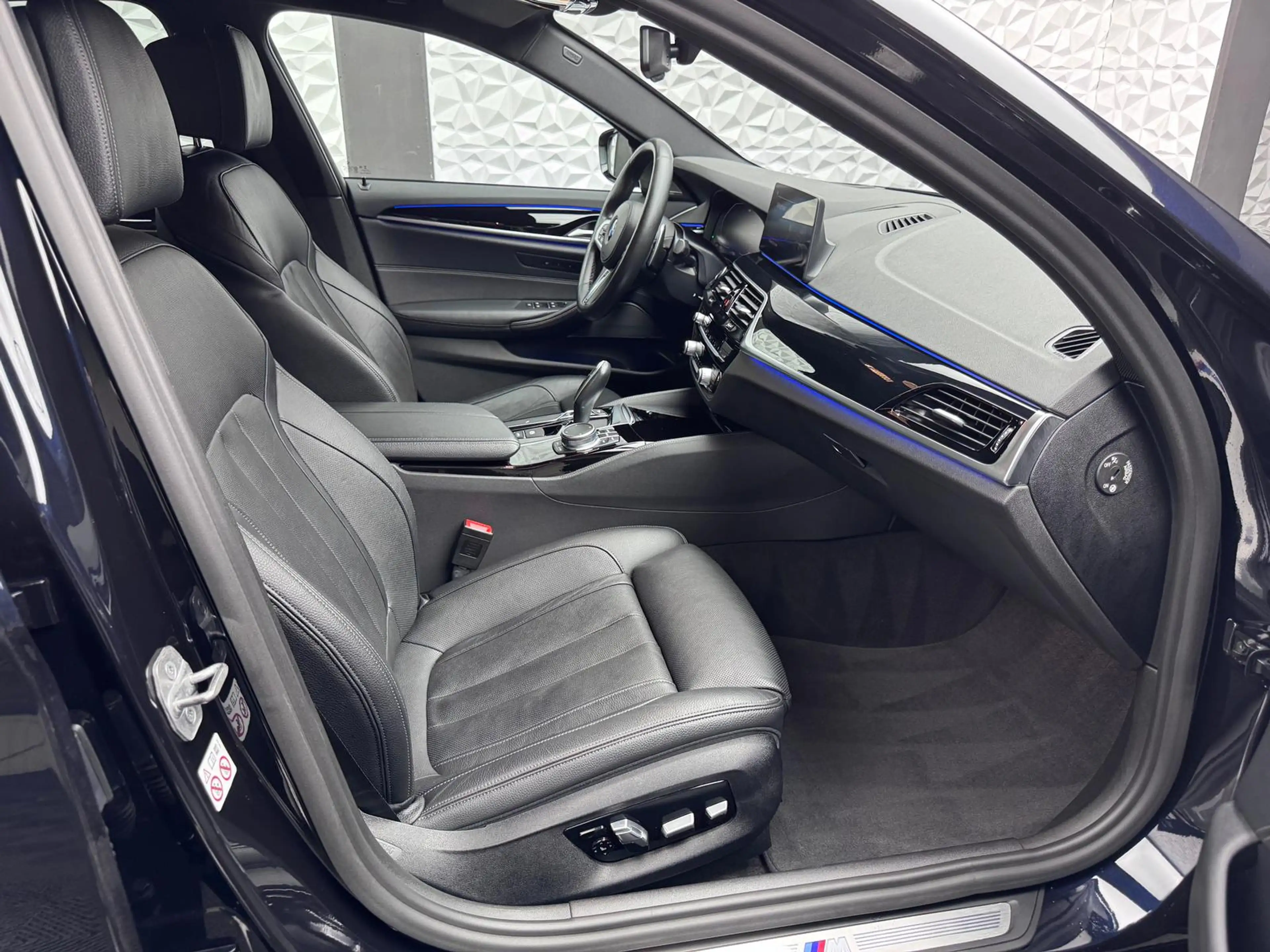 BMW 530 d M-PAKET*ACC*H&K*KEYLESS*HUD*R-CAM*DAB*LIVE — photo 10