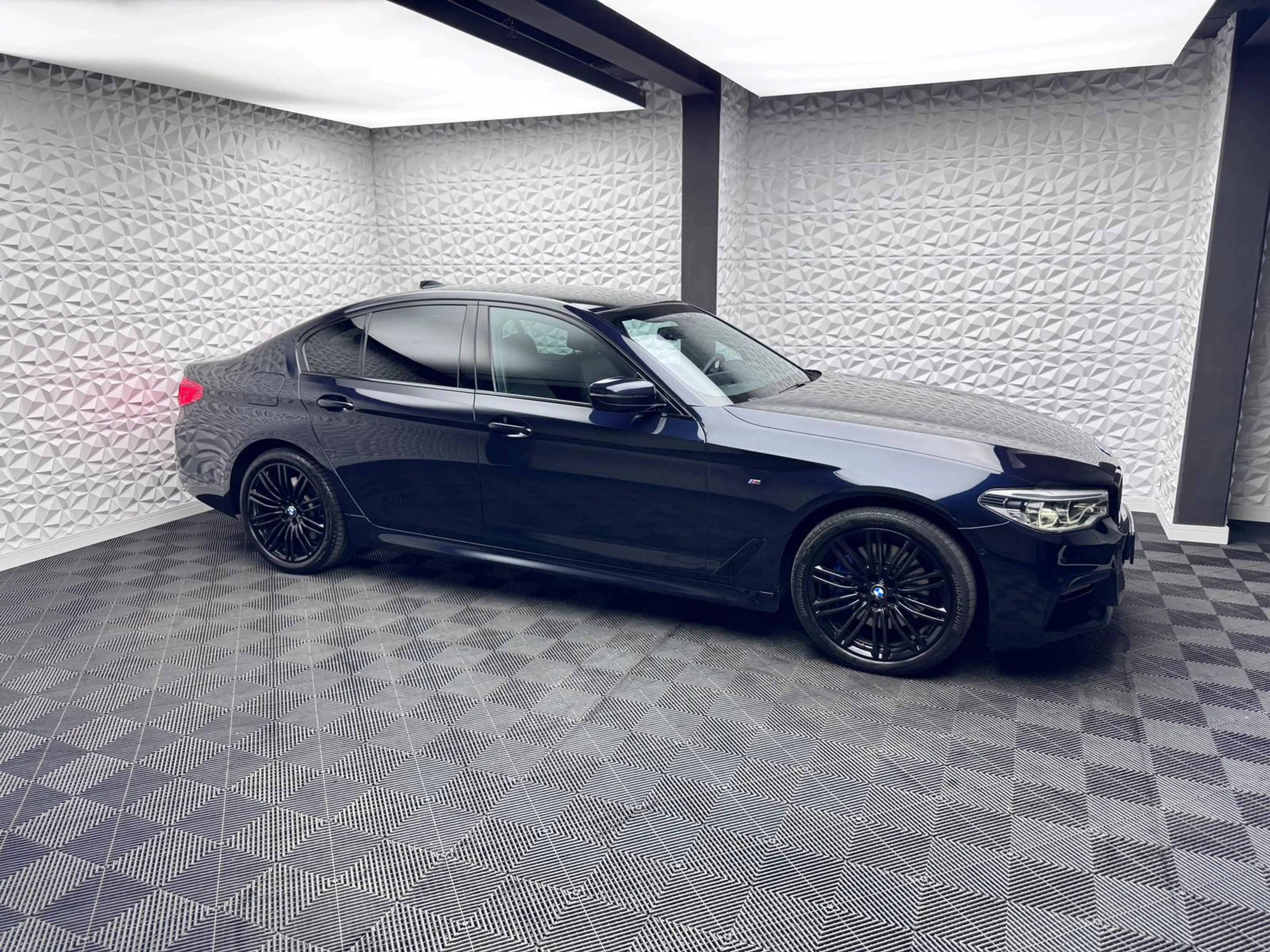 BMW 530 d M-PAKET*ACC*H&K*KEYLESS*HUD*R-CAM*DAB*LIVE — photo 4