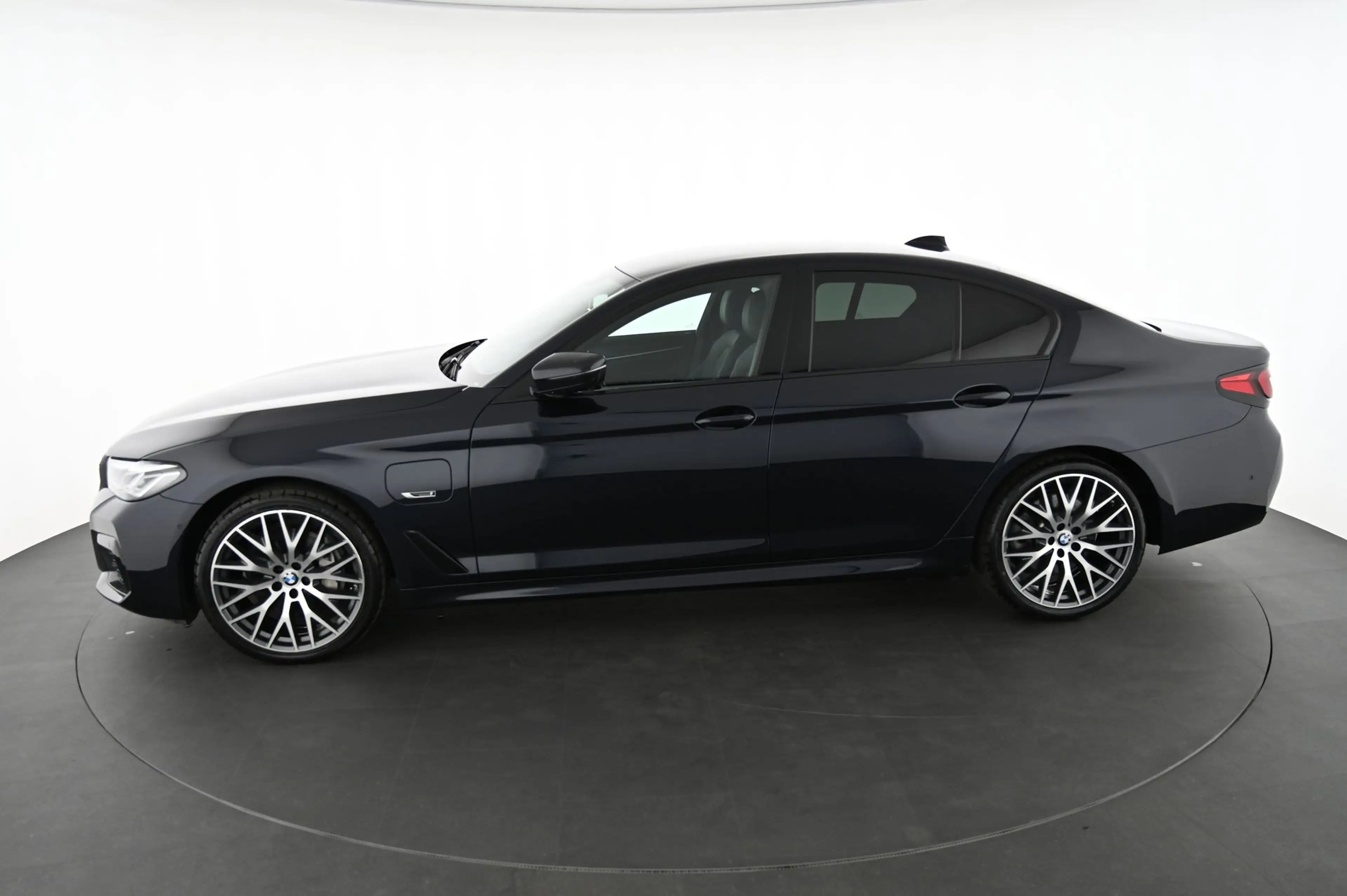 BMW 545 - 545 e xDrive M Sport Aut. — photo 5