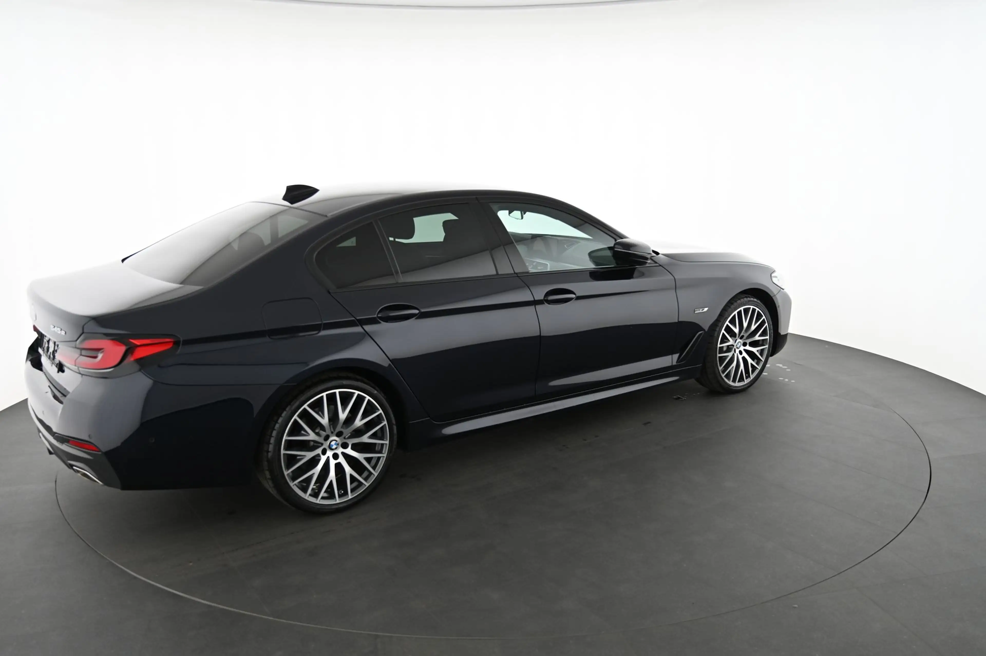 BMW 545 - 545 e xDrive M Sport Aut. — photo 4