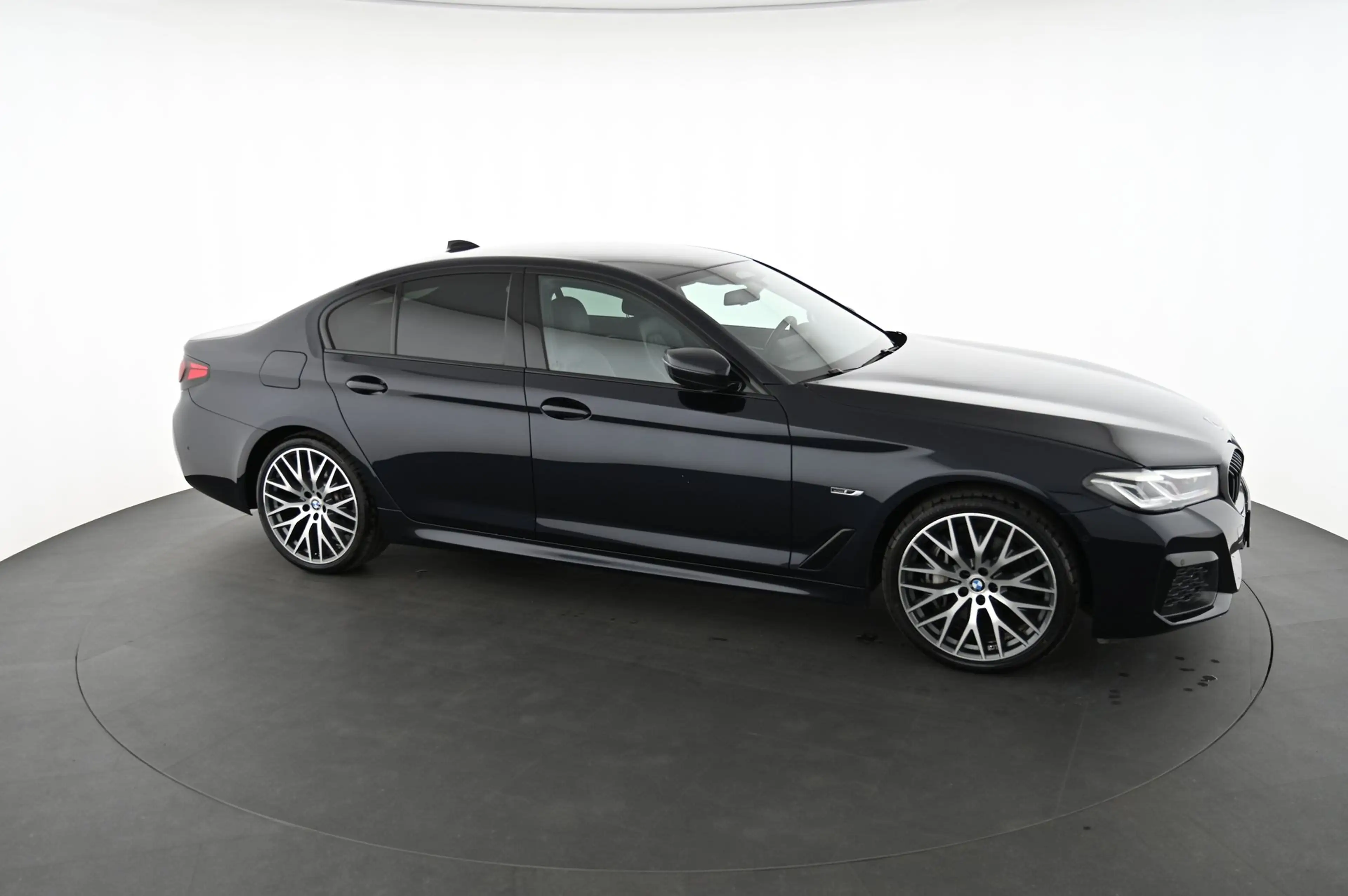 BMW 545 - 545 e xDrive M Sport Aut. — photo 8