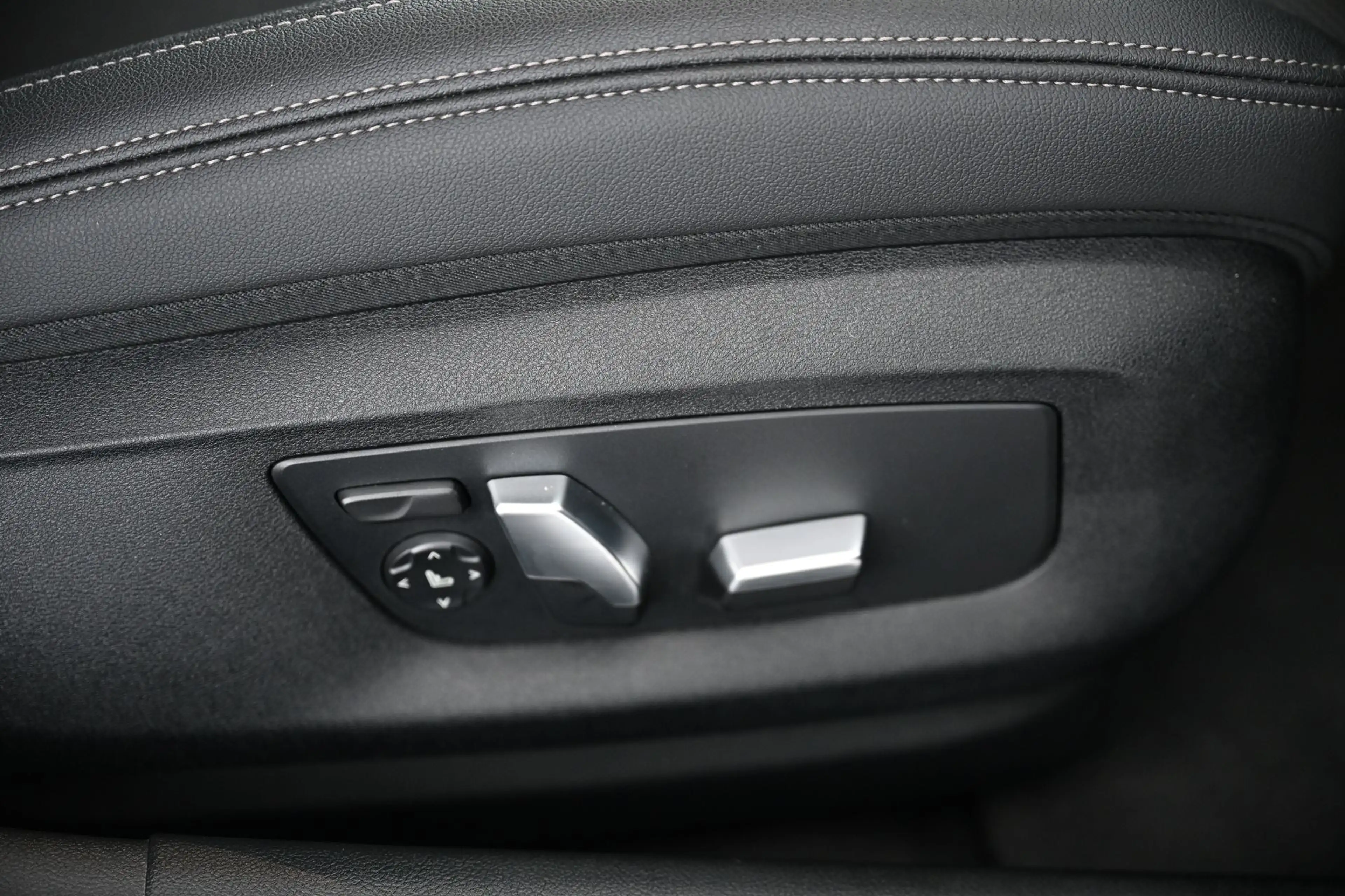 BMW 545 - 545 e xDrive M Sport Aut. — photo 35