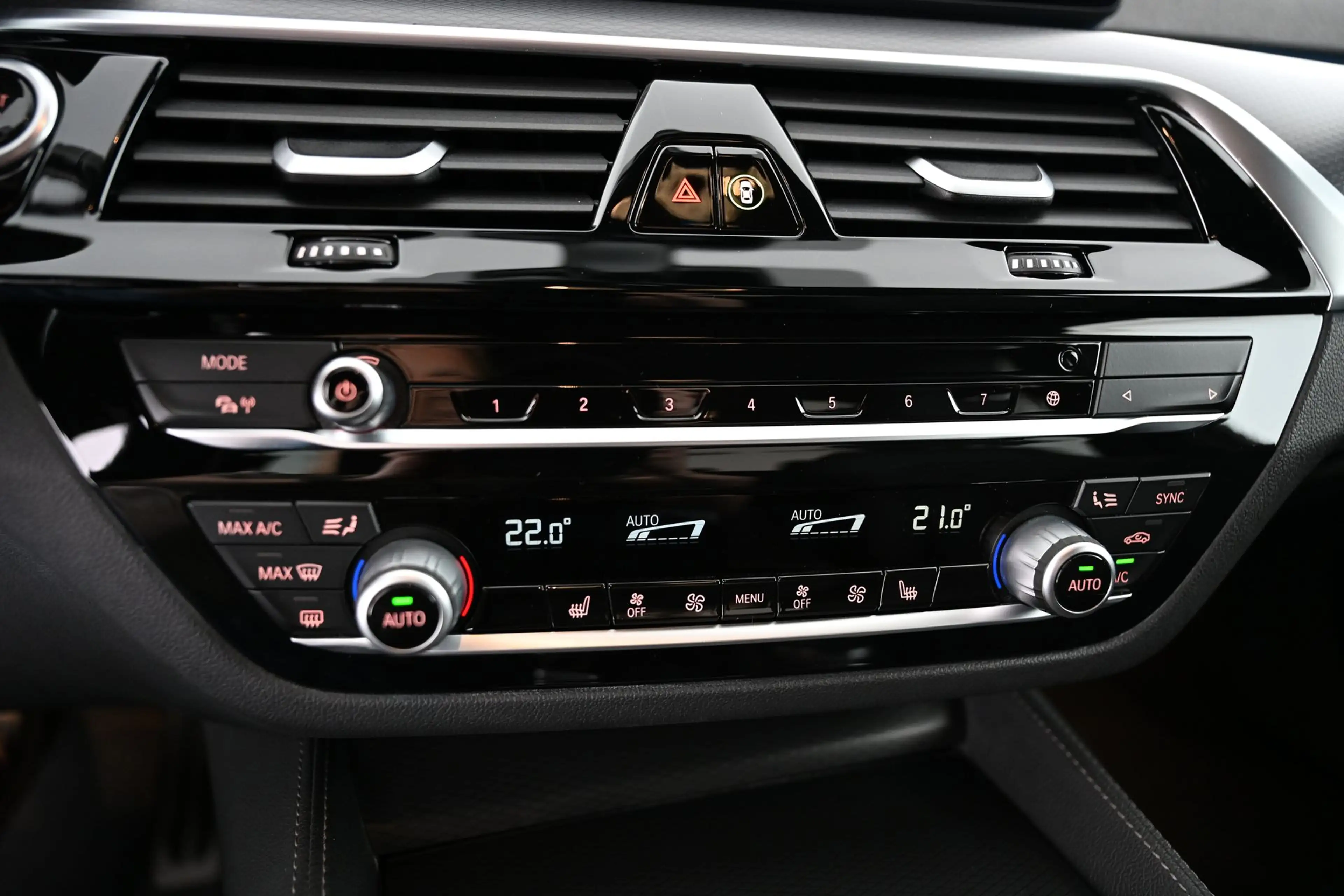 BMW 545 - 545 e xDrive M Sport Aut. — photo 25