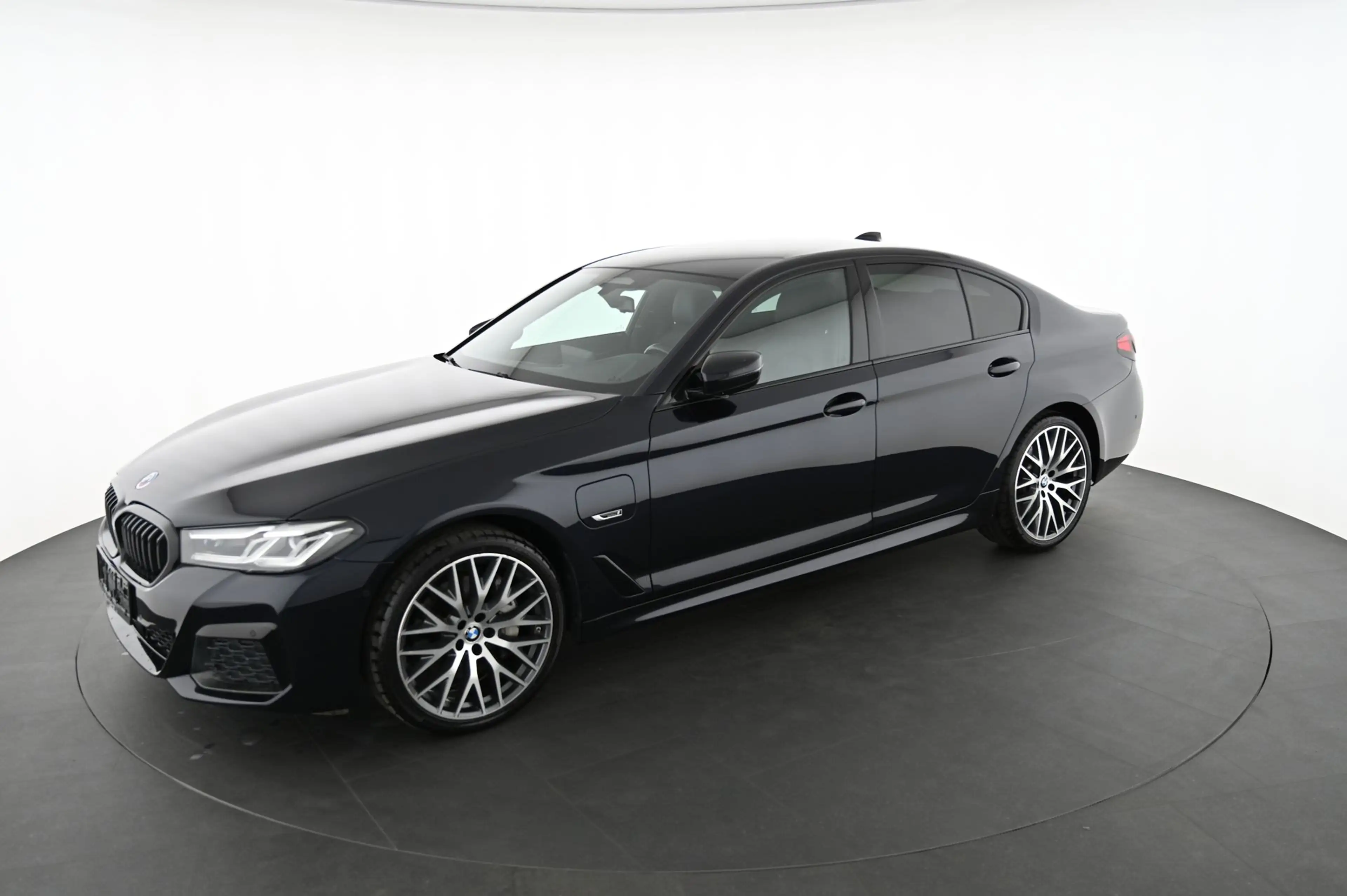 BMW 545 - 545 e xDrive M Sport Aut. — photo 3