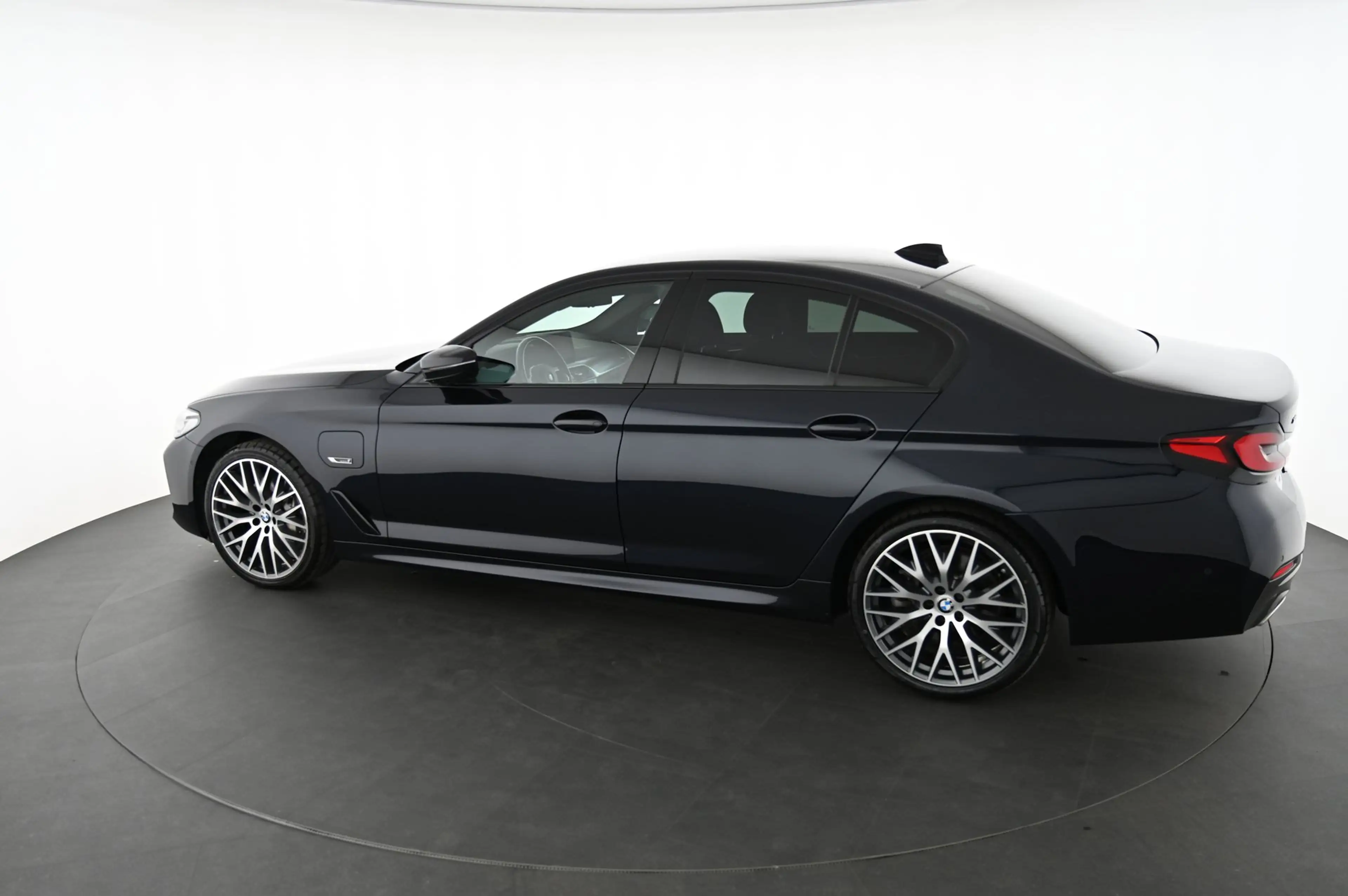 BMW 545 - 545 e xDrive M Sport Aut. — photo 7
