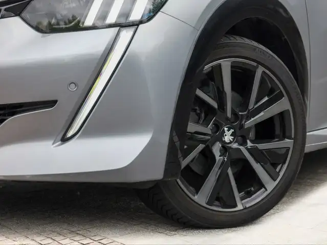 Peugeot 208 view 5