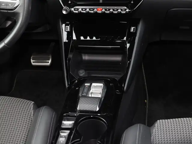 Peugeot 208 view 11