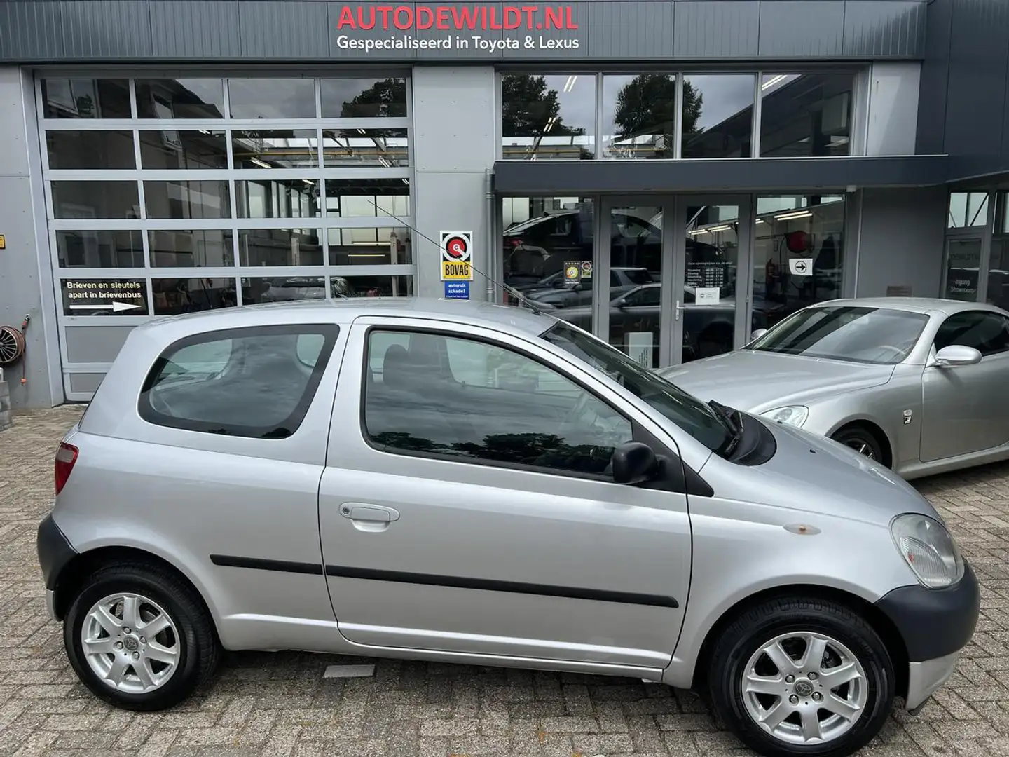 Toyota Yaris 1.0 16v VVT-i Yorin 3-drs + NIEUWE APK Zilver - 1