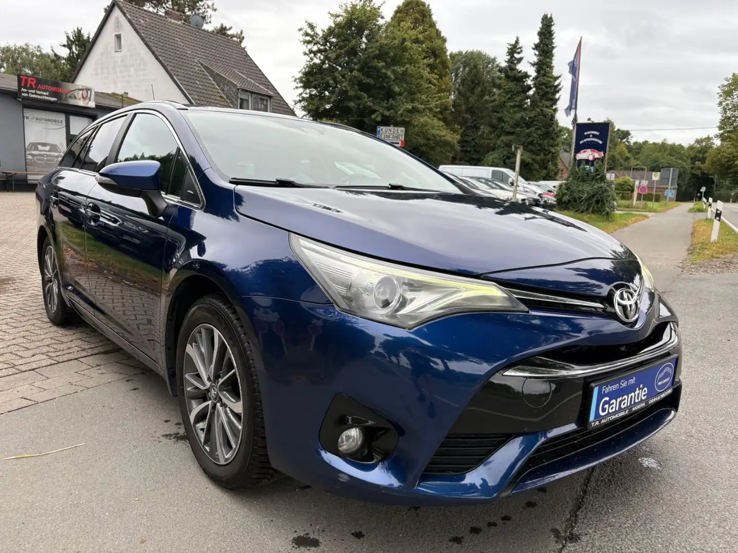 Toyota Avensis Touring Sports Business Edition Bleu - 2