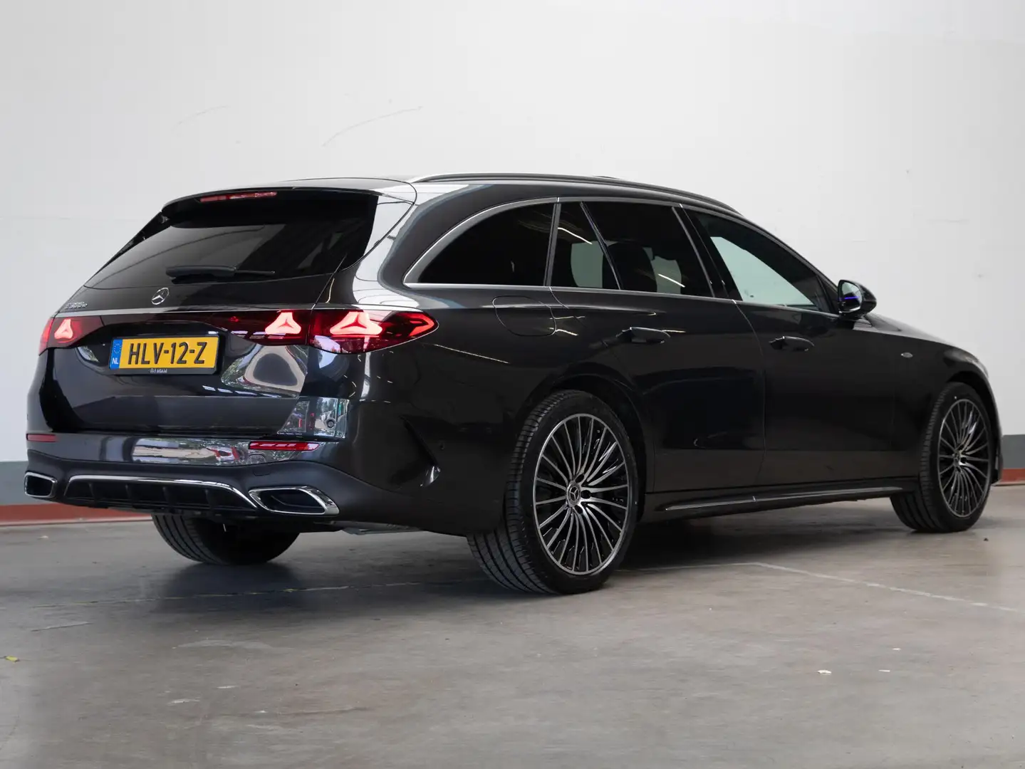 Mercedes-Benz E 300 Estate e Sport Edition Premium PLUS | Panorama dak Szürke - 2