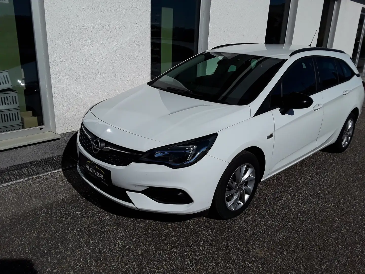 Opel Astra ST 1,2 Turbo Direct Inj. Edition Wit - 1