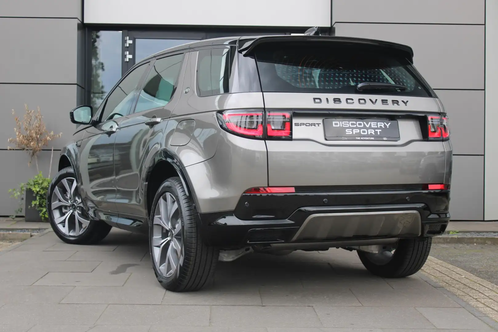 Land Rover Discovery Sport P300e 1.5 Dynamic PHEV HSE 2024 Zilver - 2