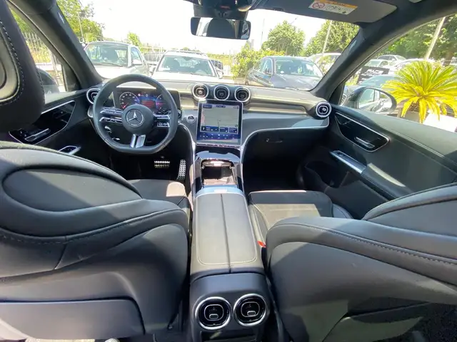 Mercedes-Benz 220 view 11