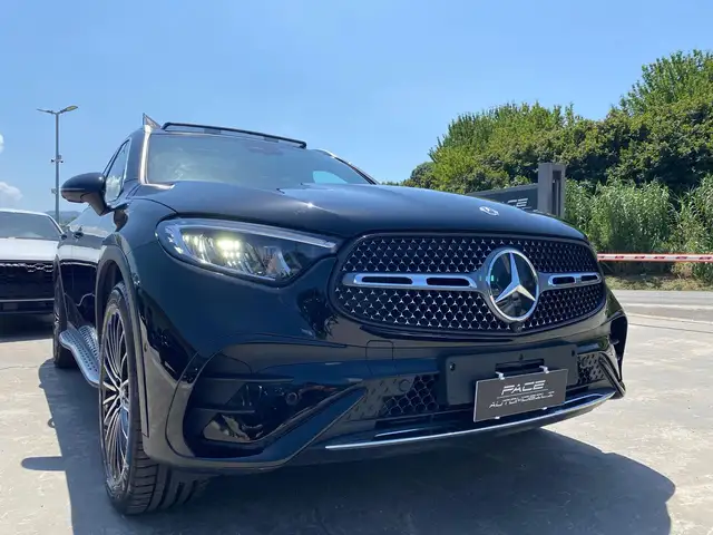 Mercedes-Benz 220 view 4
