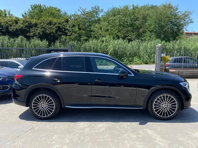 Mercedes-Benz 220 view 8