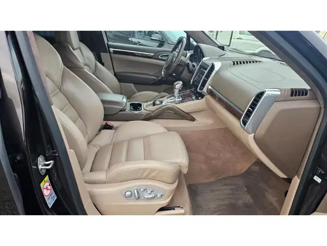 Porsche Cayenne GTS view 12