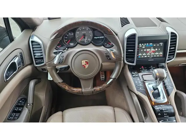 Porsche Cayenne GTS view 7