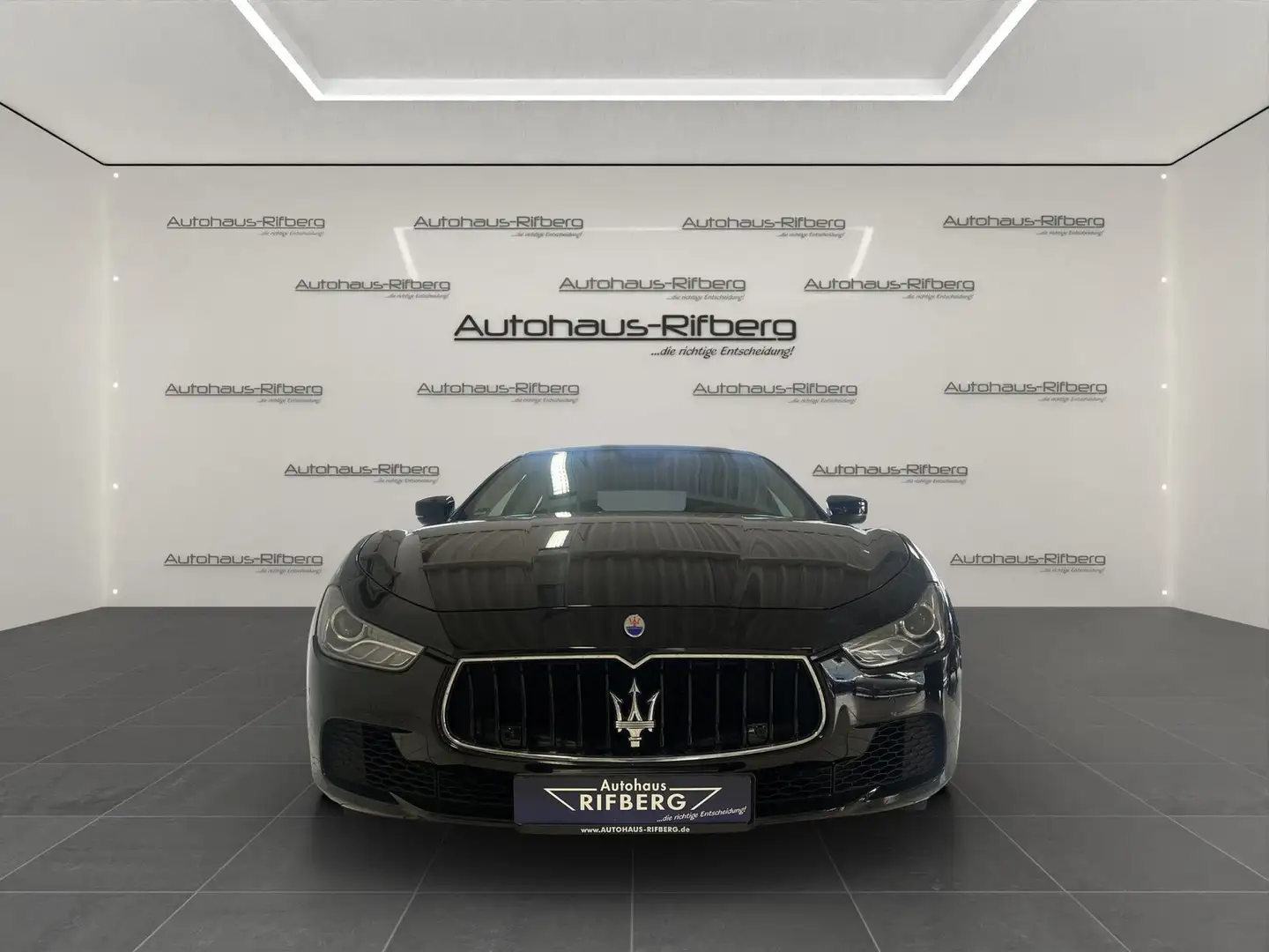 Maserati Ghibli 3.0 V6 DIESEL/AUTOMATIC/NAVI/BI-XENON/KAM Černá - 2