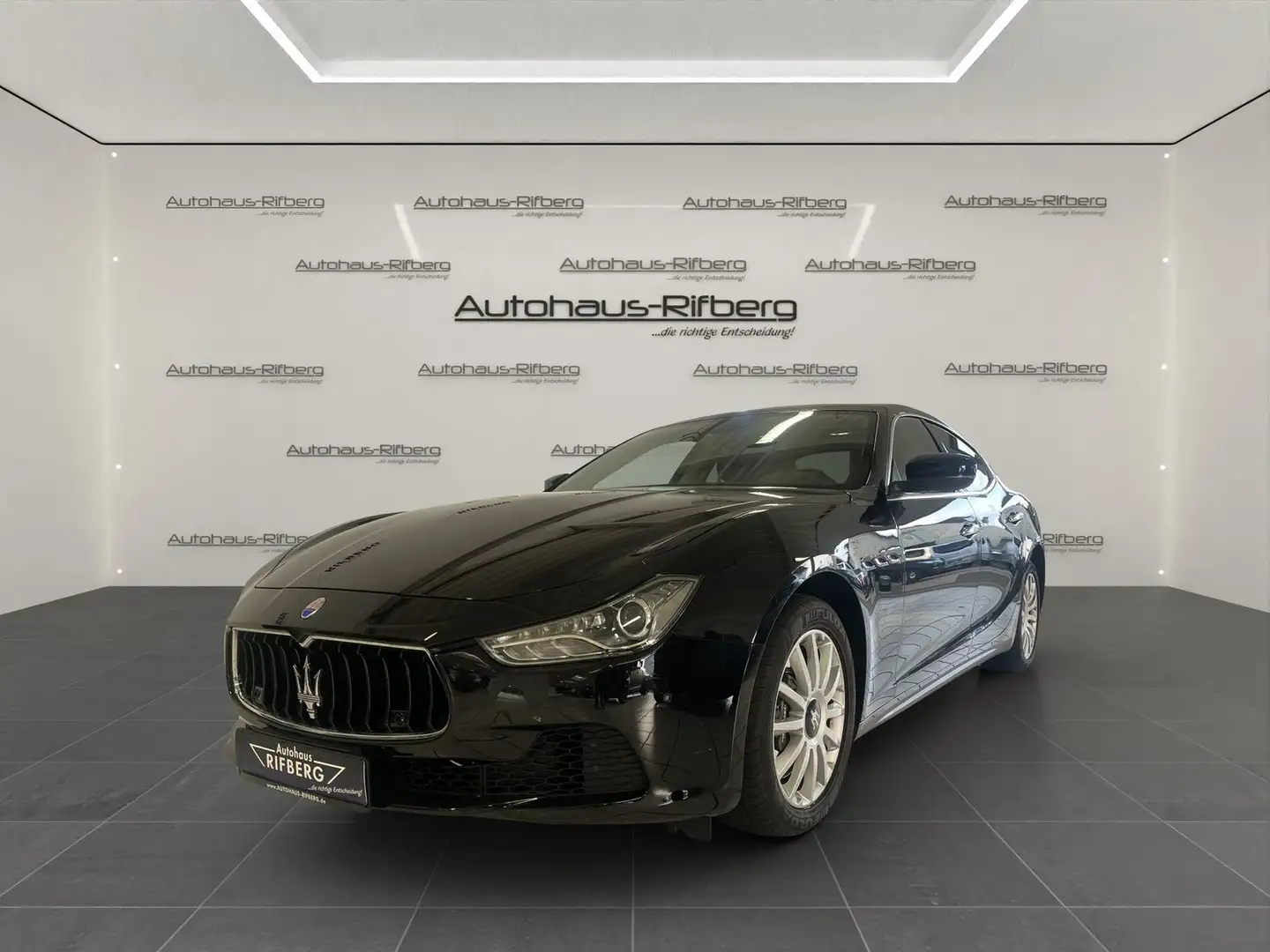 Maserati Ghibli 3.0 V6 DIESEL/AUTOMATIC/NAVI/BI-XENON/KAM Černá - 1