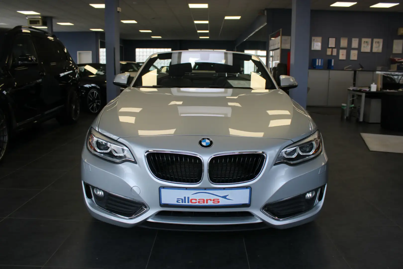 BMW 220 220i Cabrio Aut. - Navi - Xenon - SHZ - PDC - Plateado - 2