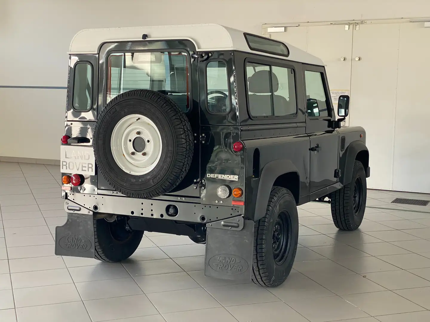 Land Rover Defender 90 2.2TD SW E Zwart - 2