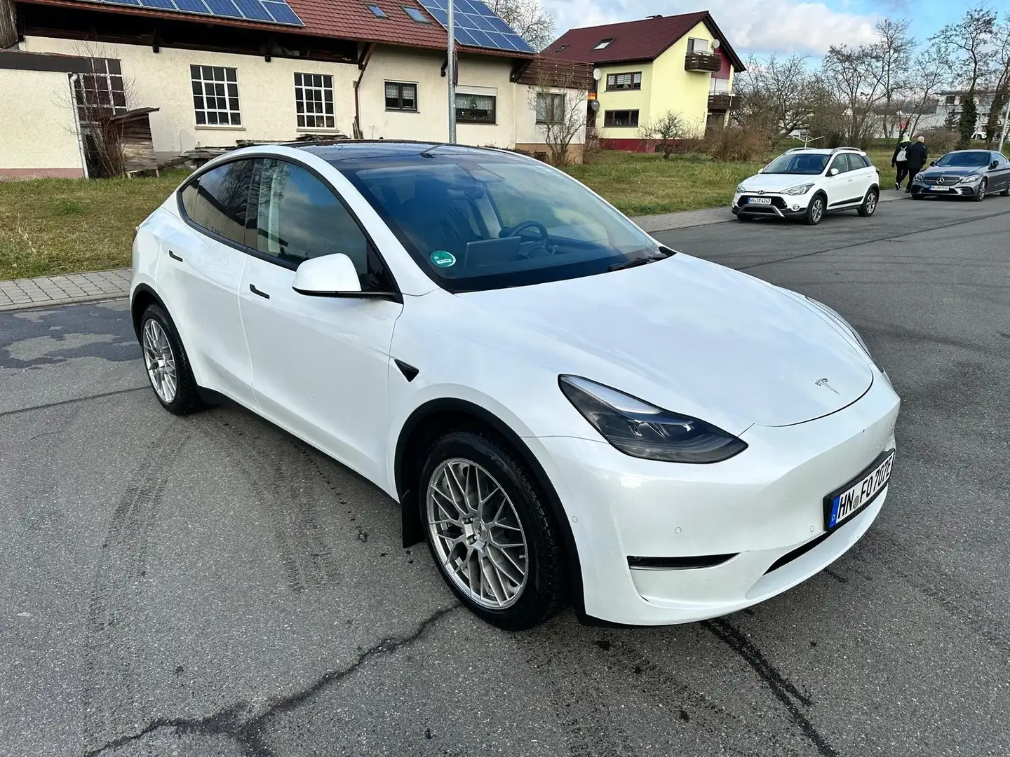 Tesla Model Y Long Range Dual AWD - 1