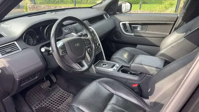 Land Rover Discovery Sport view 8