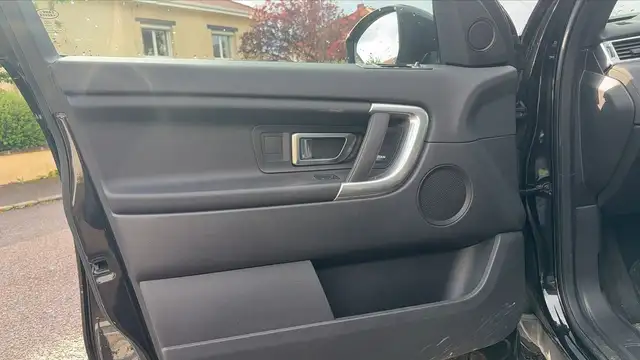 Land Rover Discovery Sport view 7