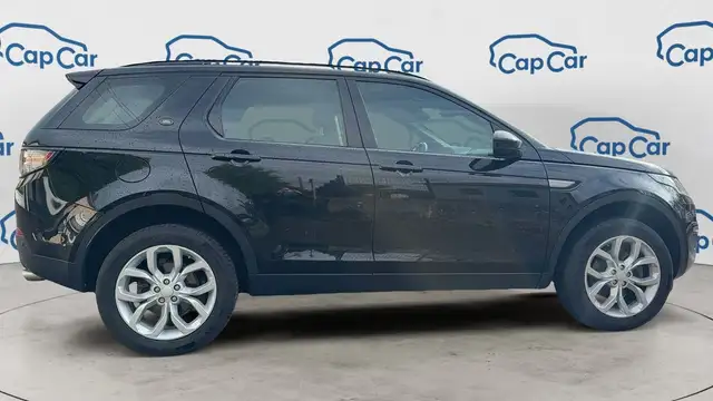 Land Rover Discovery Sport view 4
