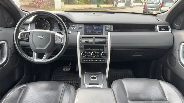 Land Rover Discovery Sport view 11