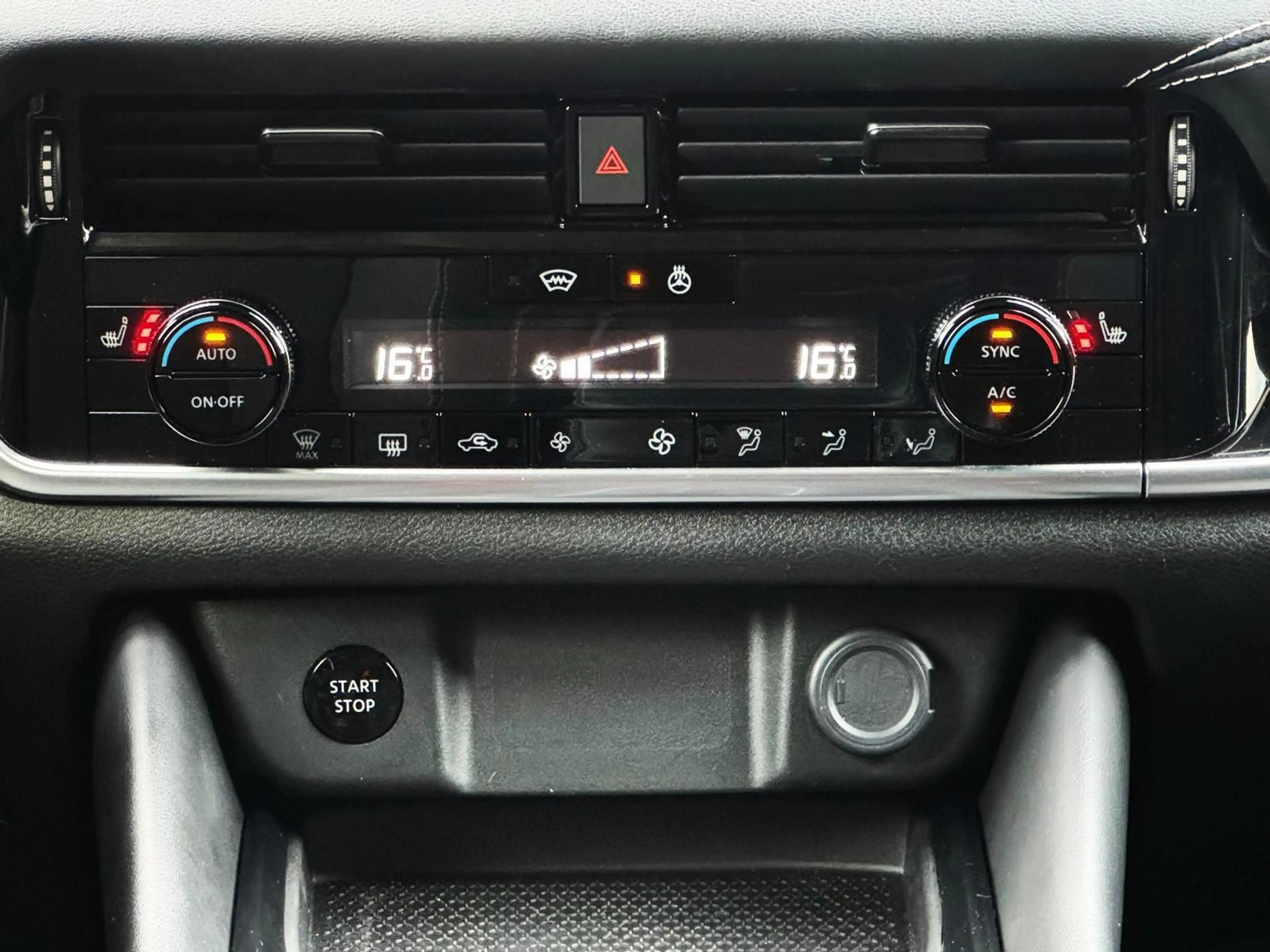 Nissan Qashqai 1.3 DIG-T Mild-Hybrid Acenta/360 Camera/Apple carp — photo 14