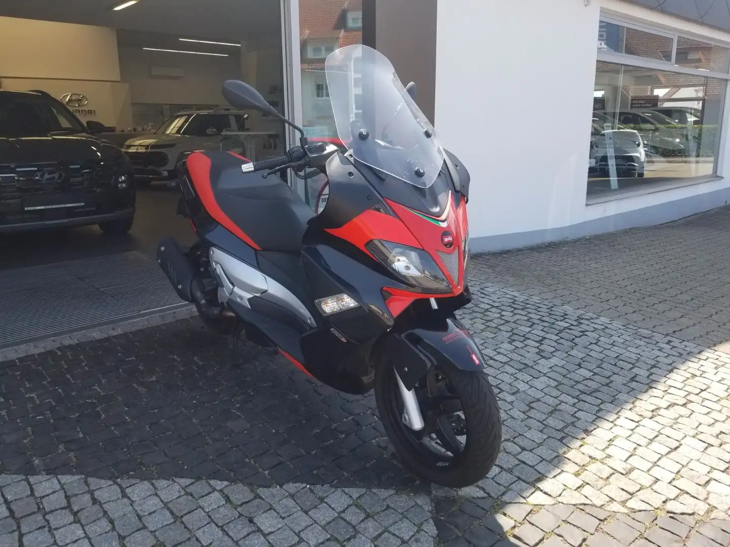 Aprilia SR Max 125 Schwarz - 1