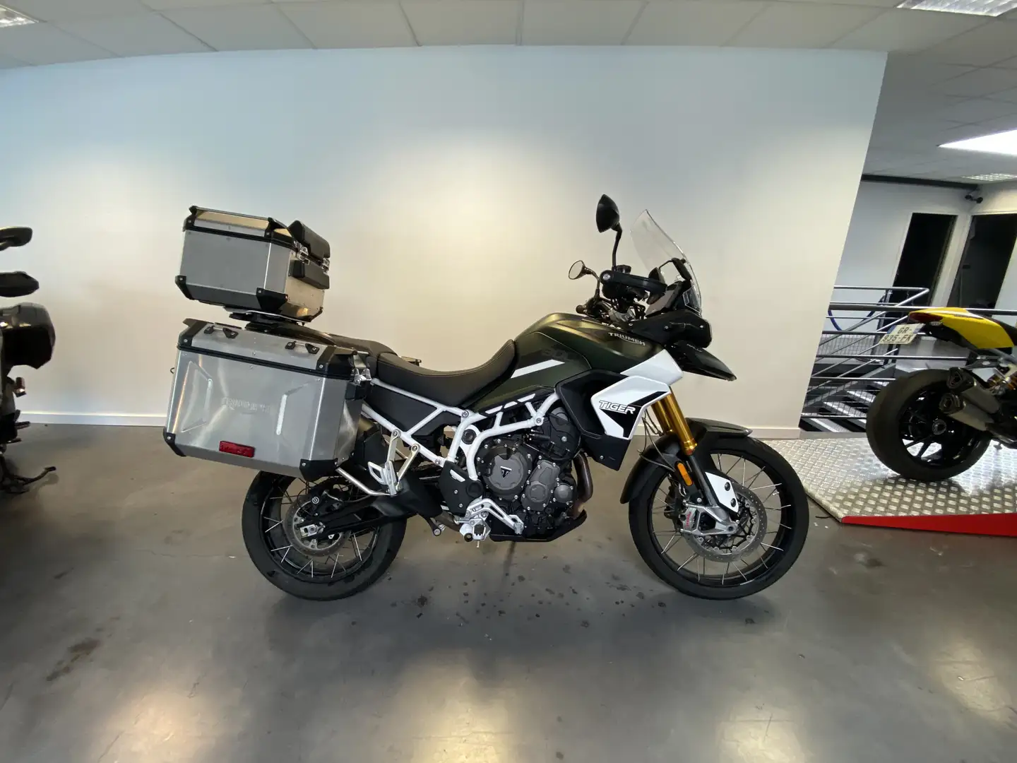 Triumph Tiger 900 - 1