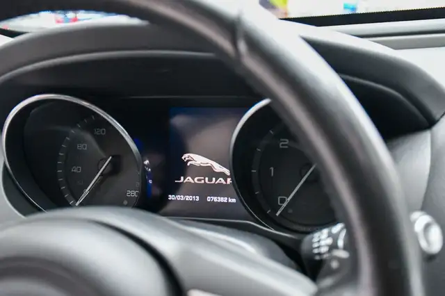 Jaguar Xe view 14
