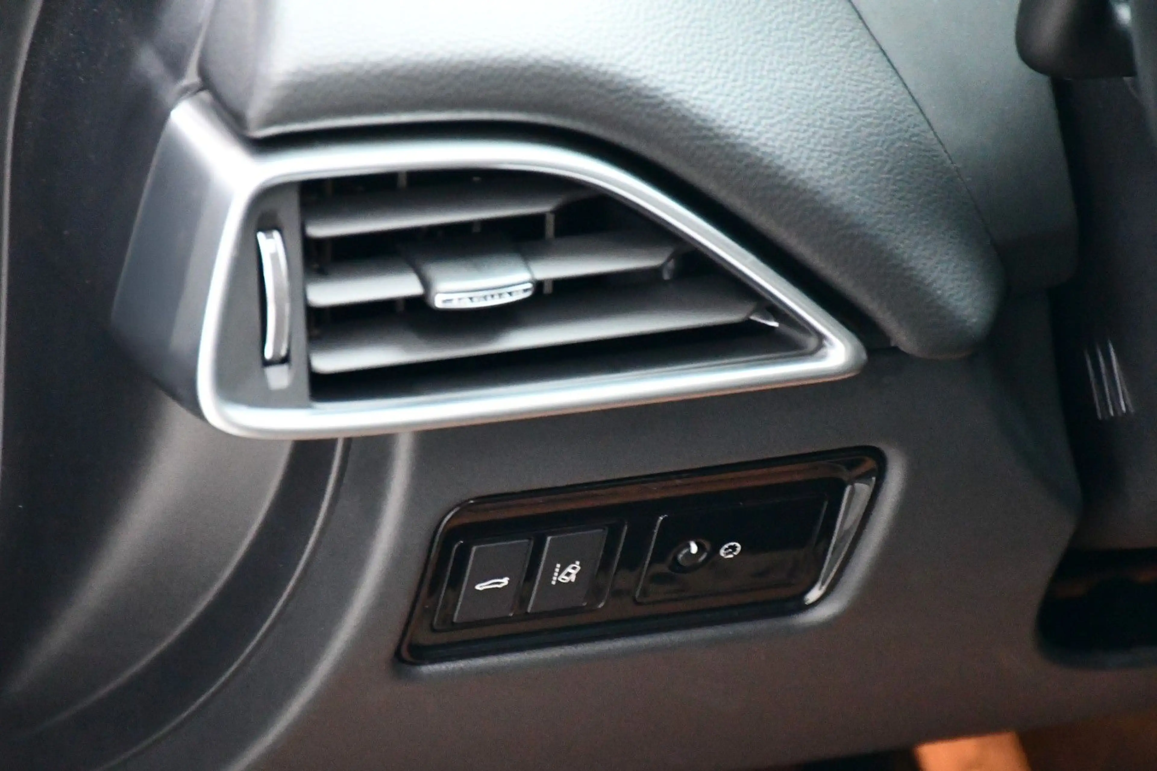 Jaguar XE Prestige Navi Bluetooth Shz Komfort-P. 75tkm! — photo 9