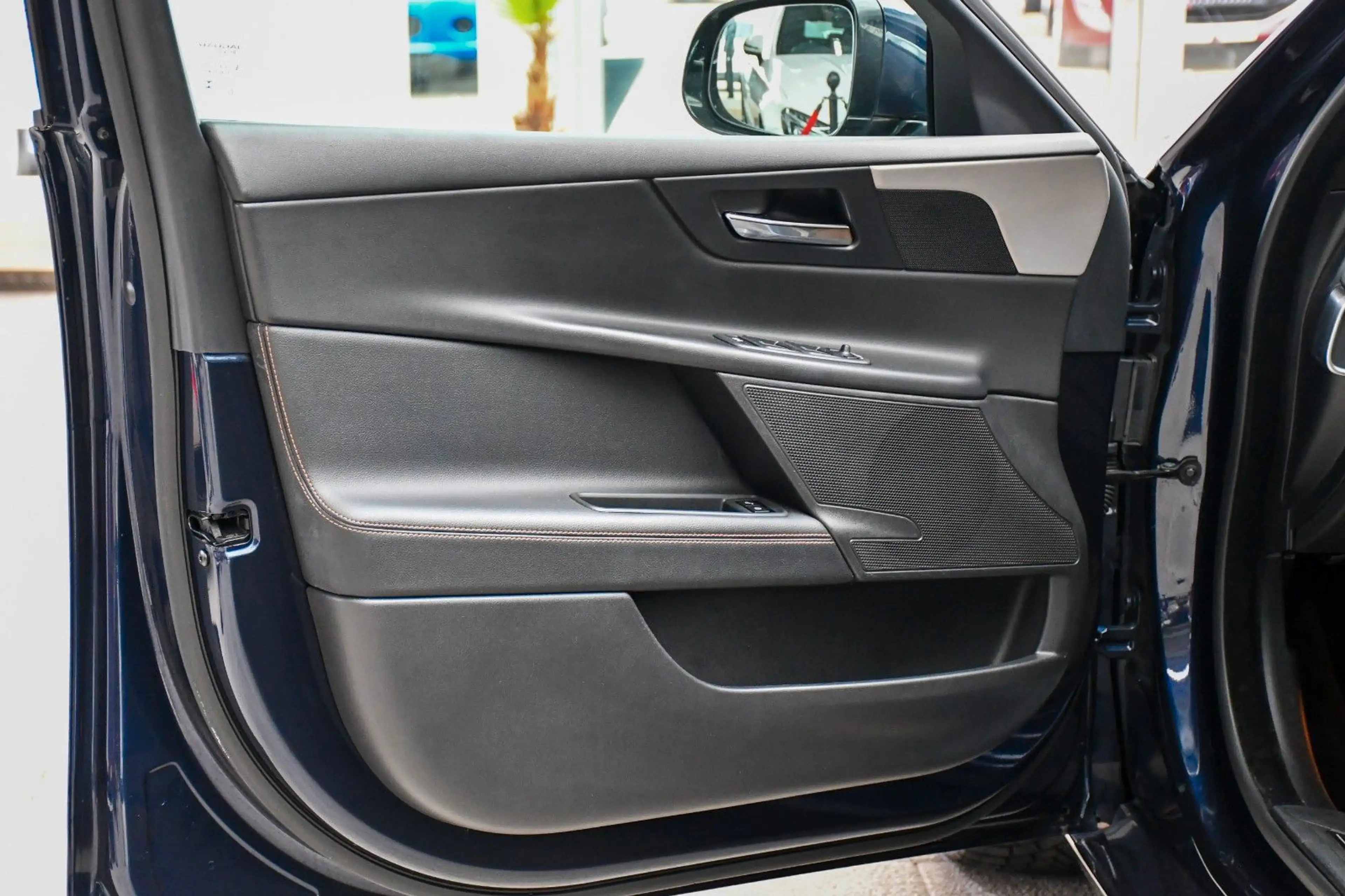 Jaguar XE Prestige Navi Bluetooth Shz Komfort-P. 75tkm! — photo 7