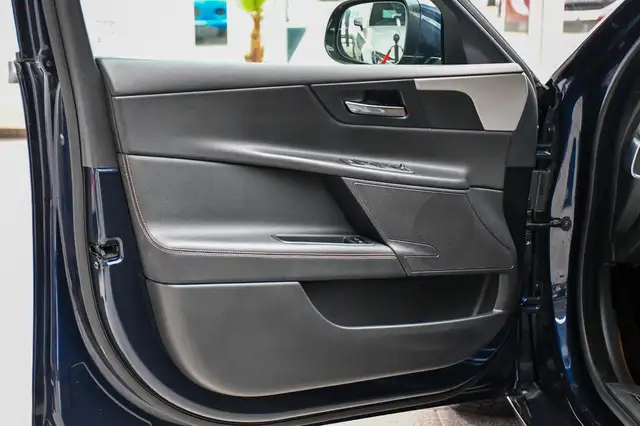 Jaguar Xe view 7
