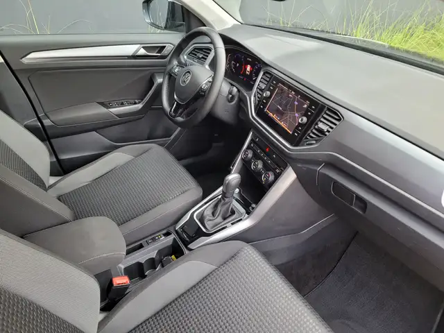 Volkswagen T-Roc view 12