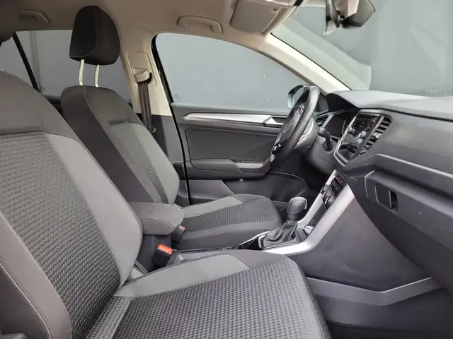 Volkswagen T-Roc view 11