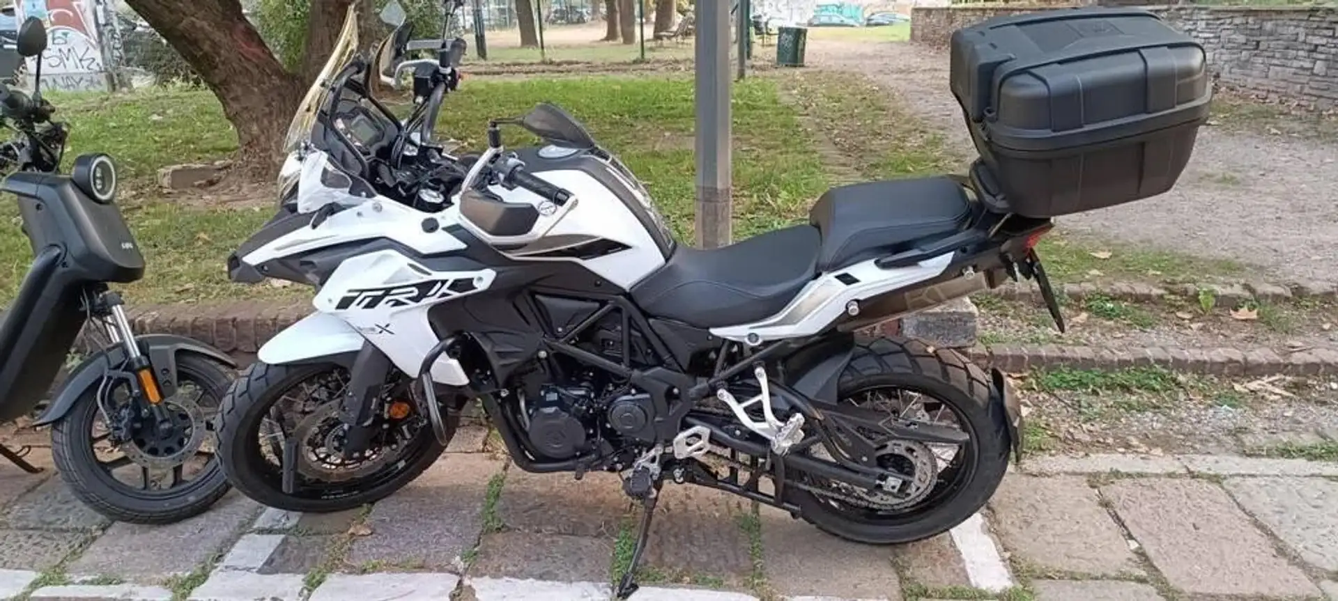 Benelli TRK 502 X bijela - 1
