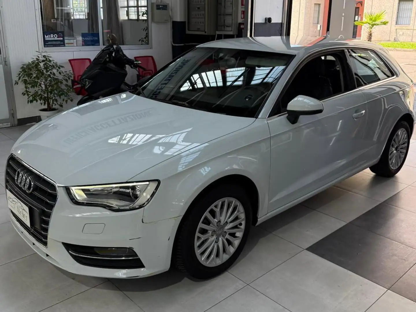 Audi A3 A3 1.6 tdi ultra Attraction E6 Blanc - 1