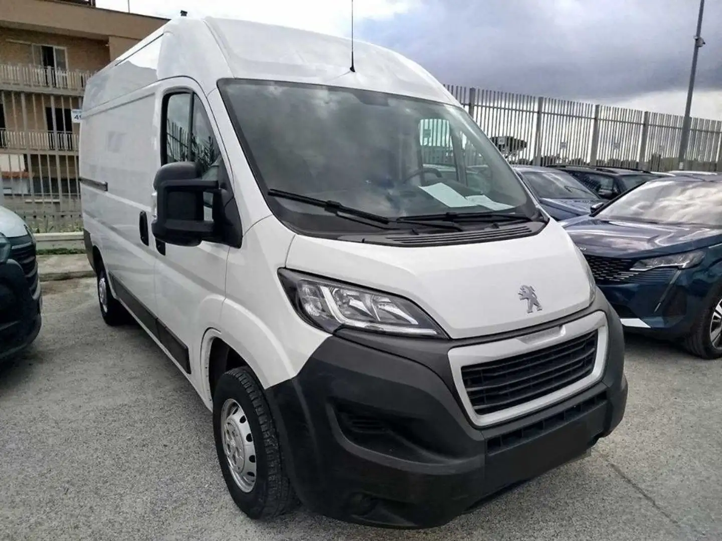 Peugeot Boxer 33 L2H2 2.2 BlueHDi 140cv S&S Blanc - 2