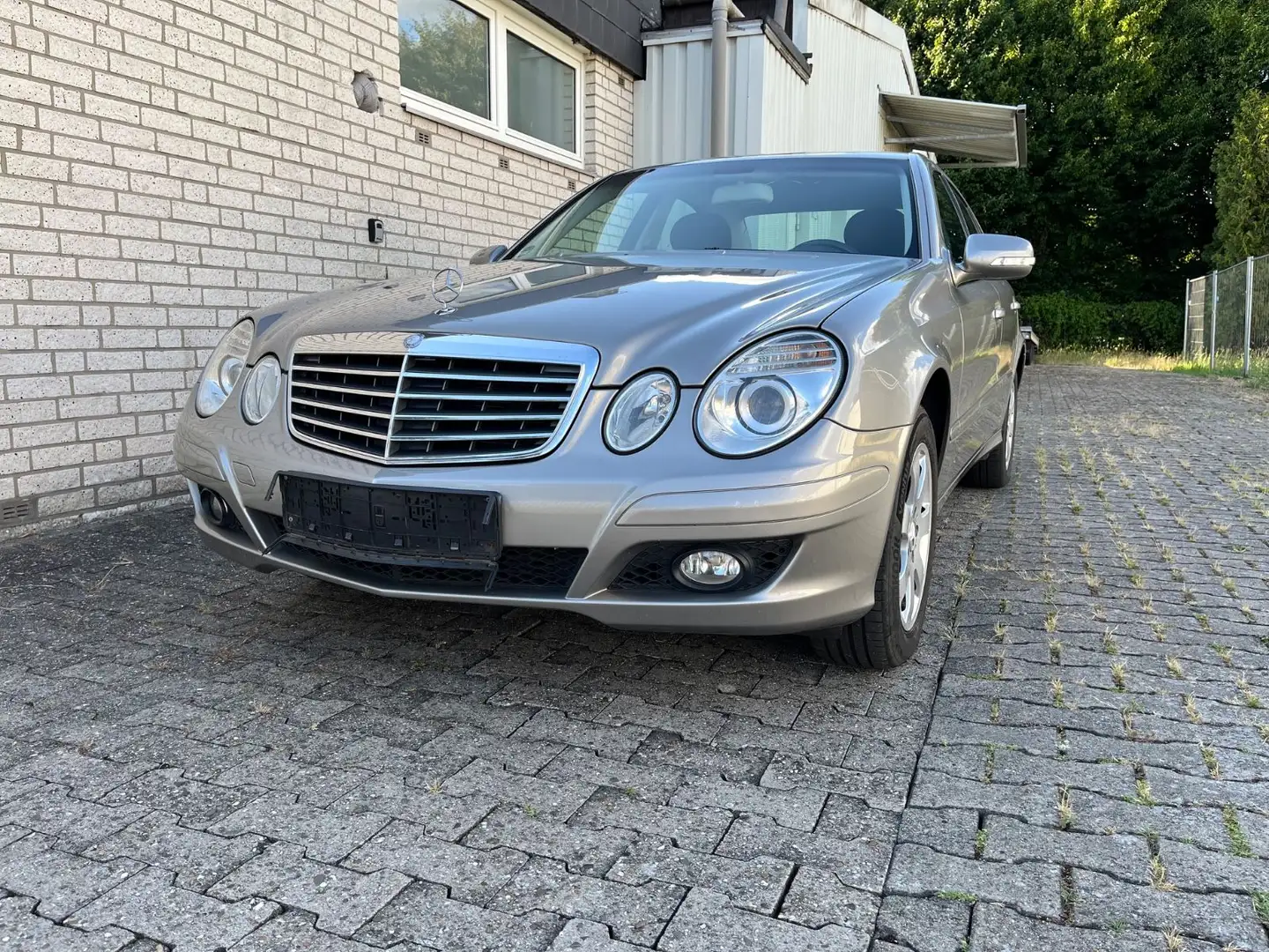Mercedes-Benz E 220 CDI/ AHK/ Automatik/ Scheckheftgepflegt Argent - 1