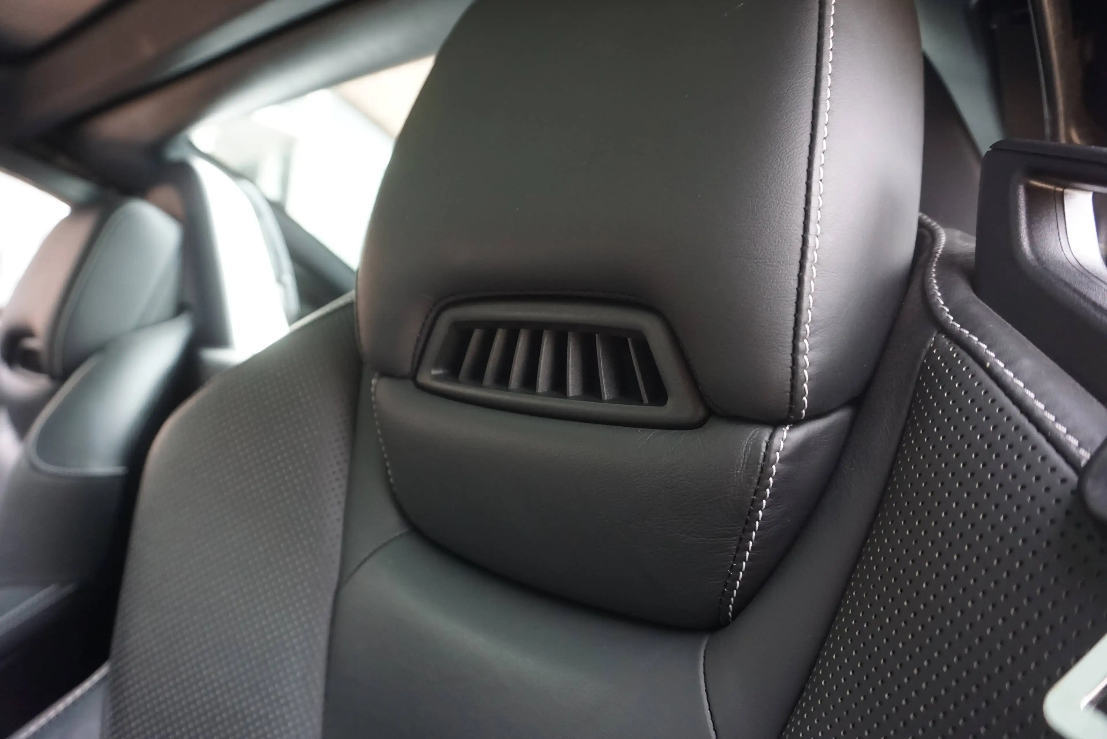 Mercedes-Benz SLK 200 BlueEFFICIENCY / 7G-TRONIC / CUIR NAPPA / NAVI / SIÈGES CHAUFFANTS / PDC / LED / AIRSCARF — photo 12